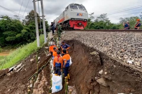 Jalur terganggu longsor, Daop 8 berlakukan batas kecepatan kereta api