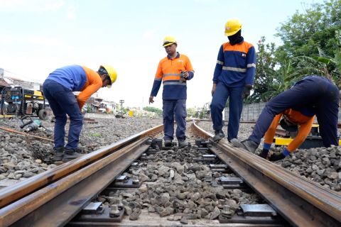 KAI Daop 8 pastikan keamanan jalur jelang libur akhir tahun