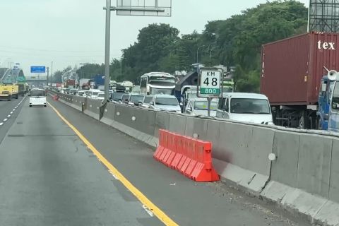 Kemacetan di Tol Cipularang arah Bandung, petugas terapkan contraflow