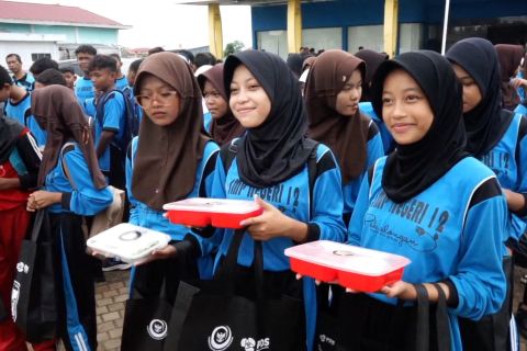 Makan bergizi gratis dan sosialisasi makan ikan digelar di Pekalongan