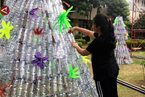 Pemuda Katolik di Padang bikin pohon Natal dari botol plastik bekas