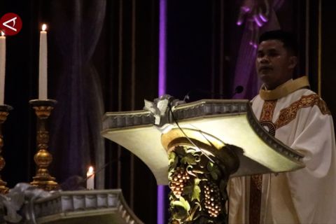 Pesan suka cita di misa Malam Natal Katedral Santo Yosef Pontianak