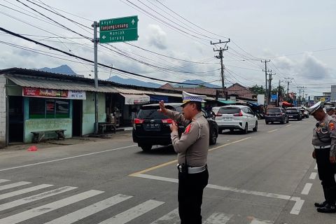 Polda Banten awasi jalur wisata Pantai Anyer, rekayasa siap dilakukan