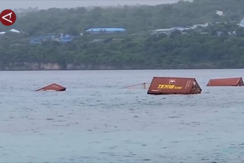 Kapal kargo peti kemas tenggelam akibat berbenturan