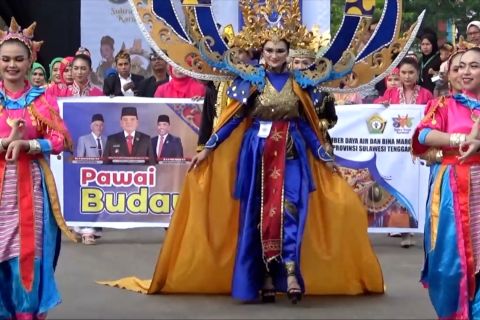 Sultra Tenun Karnaval, cara Sulawesi Tenggara promosikan tenunan lokal