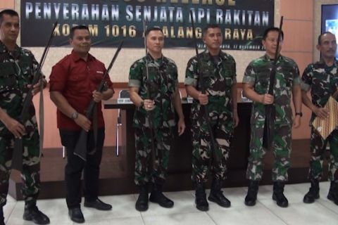 Kodim 1016 Plk terima 6 pucuk senjata rakitan laras panjang dari warga