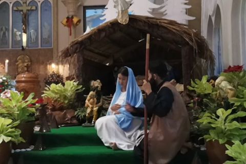 Visualisasi kelahiran Yesus awali misa malam Natal di Surabaya