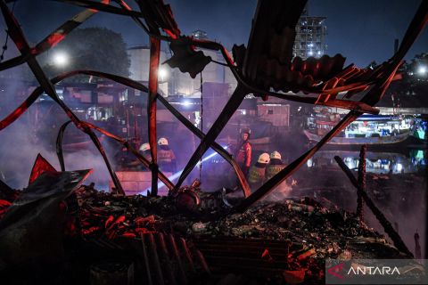 Ledakan petasan pesta tahun baru picu kebakaran permukiman nelayan di Cilincing