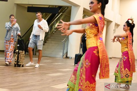 Tarian Bali dan kalungan bunga sambut wisatawan mancanegara pada awal tahun 2025