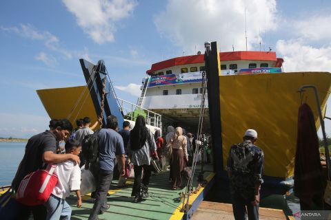 Pergerakan arus balik liburan tahun baru di pelabuhan penyeberangan Ulee Lheue