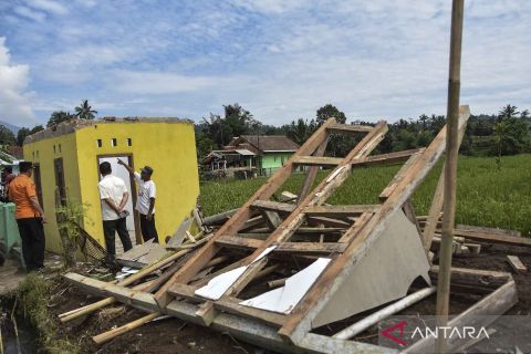 Sebanyak 41 rumah rusak akibat diterjang angin puting beliung di Tasikmalaya