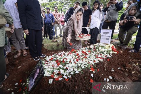 Pemakaman mantan Ketua Dewan Pers Atmakusumah Astraatmadja