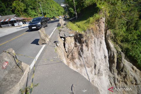 Longsor bahu jalan nasional di Padang Pariaman bahayakan pengendara