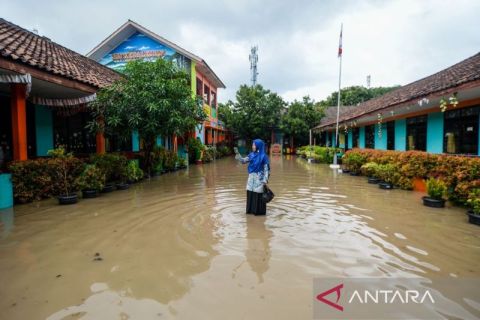 Banjir rendam sekolahan di Cilegon, siswa dipulangkan lebih awal