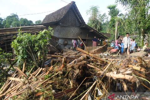 Flash floods hits Bondowoso District