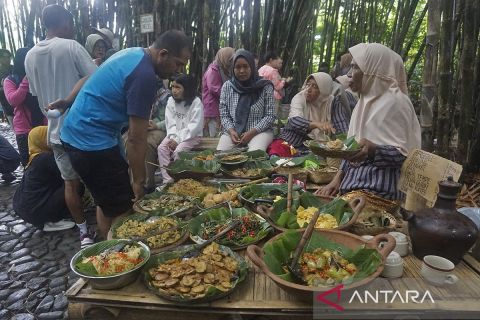 Menikmati kuliner tradisional di Pasar Papringan Ngadiprono