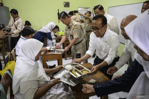 Menko PMK Pratikno layani makanan bergizi gratis buat siswa SLB di Jakarta