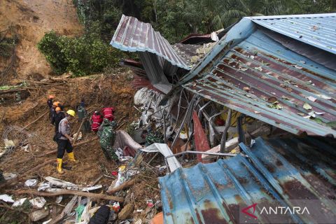 Musibah longsor di Batam renggut empat korban jiwa