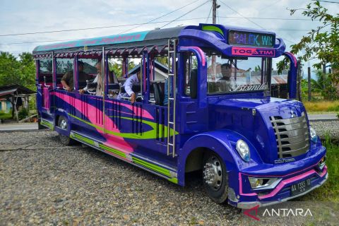 Berwisata dengan odong-odong dari pengolahan dana desa