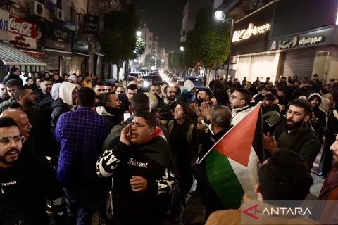 Warga Palestina ramai merayakan kesepakatan gencatan senjata Israel - Hamas