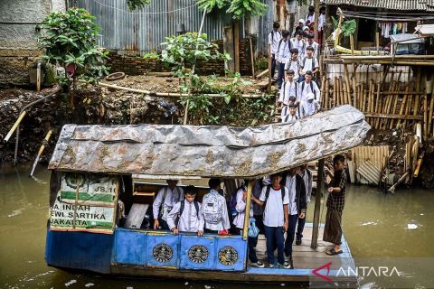 Jasa penyeberangan eretan Kali Pesanggrahan menjadi alternatif transportasi pelajar