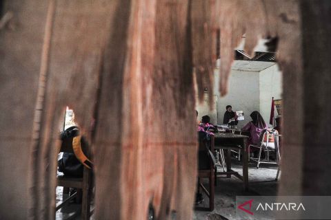 Siswa terpaksa belajar di ruang kelas rusak di SDN 109 Desa Ladang Panjang Jambi