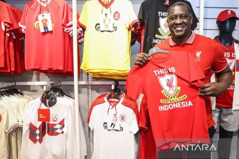 Mantan pemain Liverpool Emile Heskey hadiri pembukaan Toko Liverpool FC Retail di Surabaya
