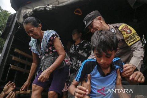 Warga di zona merah rawan bencana erupsi Gunung Ibu, akhirnya bersedia dievakuasi