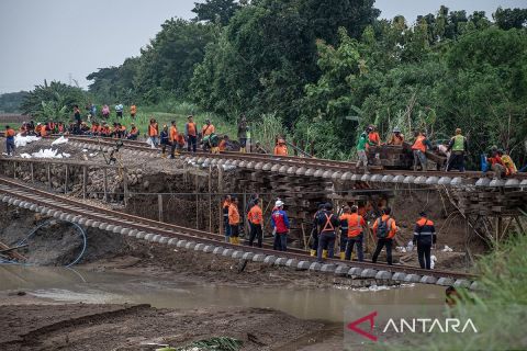 PT KAI Daop 4 Semarang perbaiki jalur KA km32+5/7 di Grobogan