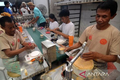 Produksi kue keranjang untuk sajian Imlek