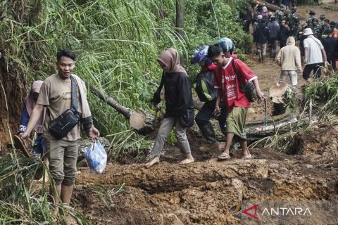 Khawatir bencana susulan, warga di sekitar lokasi longsor Pekalongan mengungsi