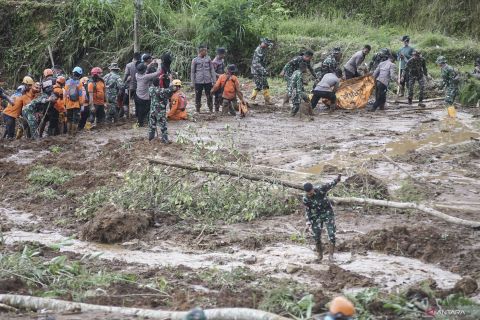 Evakuasi korban tanah longsor di Pekalongan