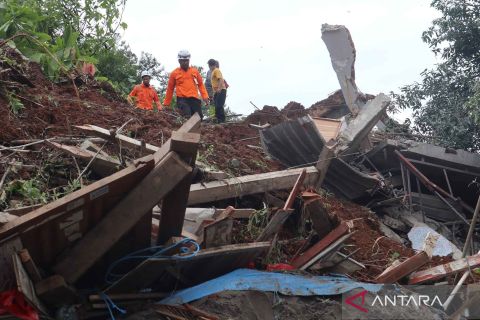 Empat rumah tertimbun dan dua orang hilang akibat tanah longsor di Wonosalam Jombang