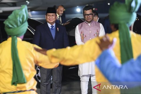 Presiden Prabowo Subianto disambut tarian tradisional setibanya di India