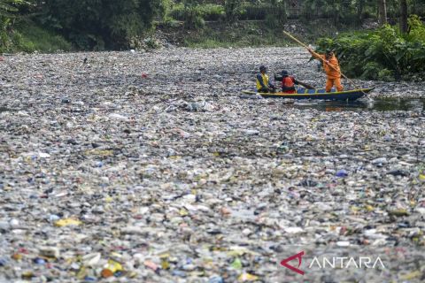 Sungai Citarum Lama dipenuhi sampah sejak awal Januari 2025