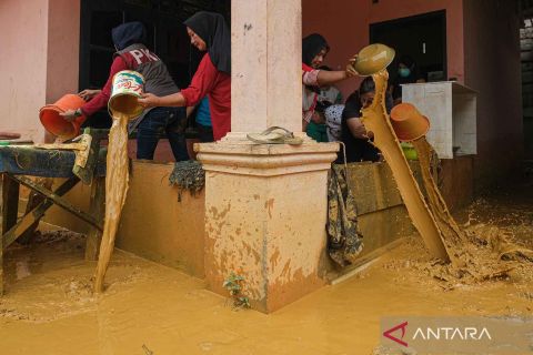 Permukiman warga di Kendari terendam banjir yang disertai lumpur