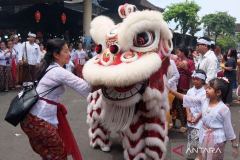 Tarian barongsai dan liong iringi persembahyangan umat Hindu di Bali