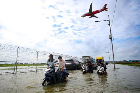 Banjir merendam Jalan Parimeter Utara Bandara Soekarno Hatta