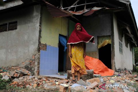 Sejumlah rumah dan bagunan publik rusak akibat gempa bumi di Kolaka Timur