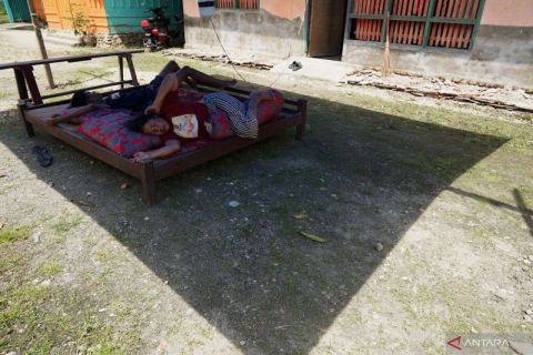 Warga buat tenda darurat khawatir gempa susulan di Kolaka Timur