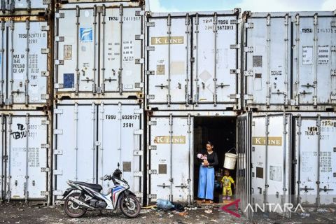 Warga terdampak banjir di Kampung Sepatan mengungsi di kontainer kosong