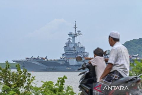 Kapal Induk Charles de Gaulle (R91) sandar di Pelabuhan Gili Mas Lombok