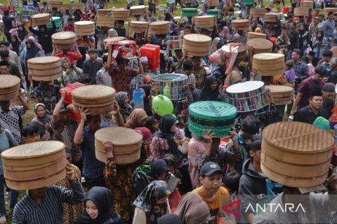 Tradisi Nyadran Tenong Kembangsari oleh ribuan petani kopi Temanggung