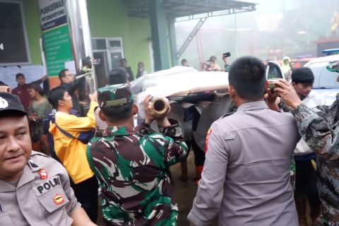 Intensitas hujan tinggi hambat pencarian korban longsor di Pekalongan