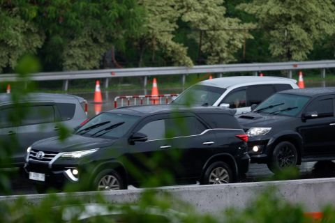 Menjelang malam tiba, arus balik di Gerbang Tol Cikatama mulai ramai