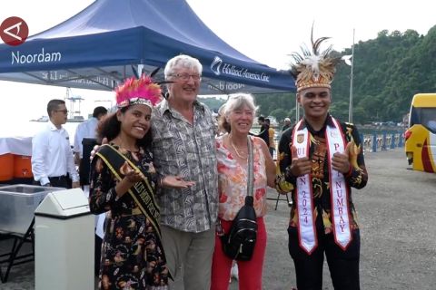 Dua ribu wisman Kapal Pesiar MV Noordam melancong 6 jam di Papua