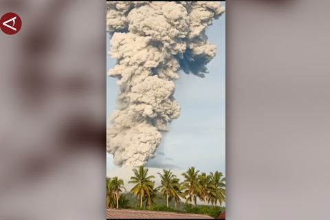 Gunung Ibu kembali semburkan abu vulkanik setinggi 4.000 meter