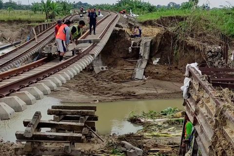 KAI kebut perbaikan rel kereta terputus akibat banjir di Grobogan