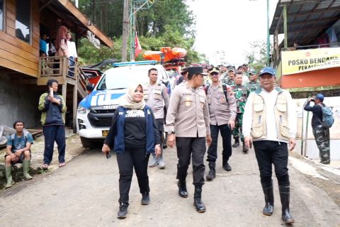 Kemensos serahkan bantuan Rp1,4 miliar untuk korban longsor Pekalongan