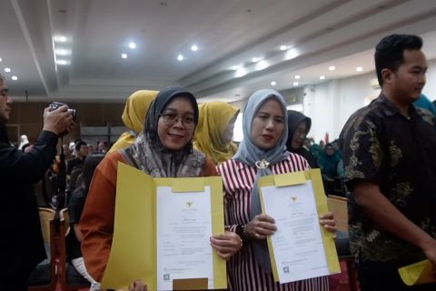 Pemkot Pangkalpinang serahkan seratus sertifikat halal pelaku UMKM